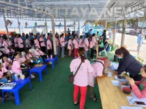 Beach Massage Operators in Pattaya Register Properly to Ensure Tourist Safety