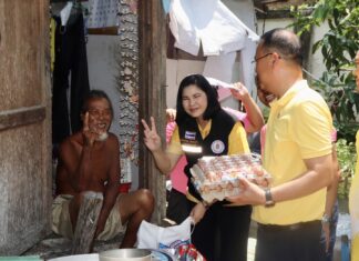 Las autoridades de Na Jomtien distribuyen bolsas de ayuda a 126 hogares necesitados