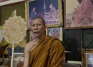 Помощник настоятеля храма Ват Ян Сангварарам недалеко от Паттайи призывает общественность к сотрудничеству, чтобы остановить рыбную ловлю в заповеднике