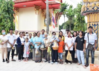 Buddhists in Takhian Tia Continue Post Buddhist Lent Traditions