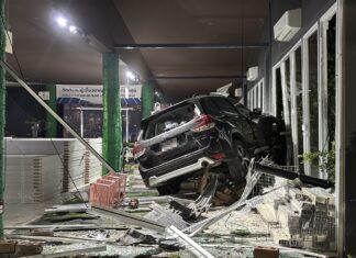 Автомобиль на большой скорости врезался в магазин солнечных панелей в Паттайе, в результате чего пострадали два человека