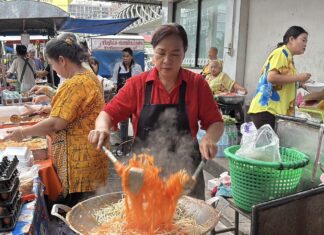 Pattaya Pad Thai Restaurant Gives Away 85 Kilograms of Pad Thai to Honor King Rama IX