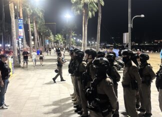 Polizei patrouilliert am Strand von Pattaya, um nach einem Messerangriff auf einen Beamten gegen illegale Verkäufer vorzugehen