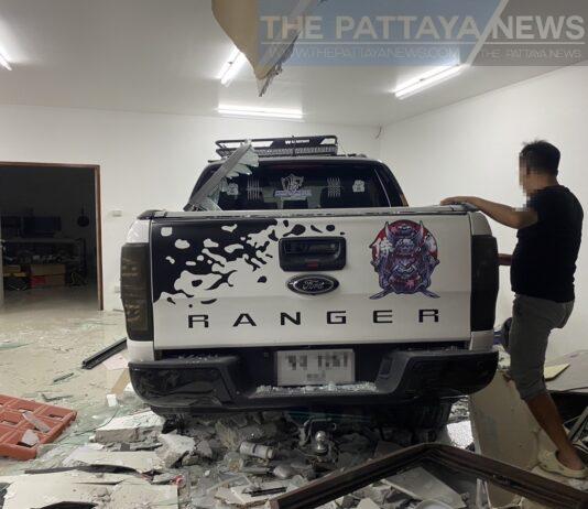 Chinese Pickup Driver Crashes Into Pattaya Store, Suspected of Drunk Driving