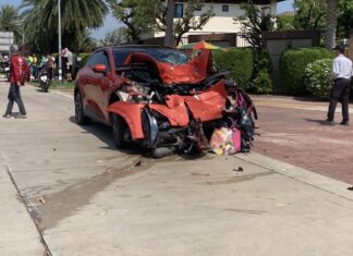 Passenger Killed, Rider Injured in Collision Between Car and Motorbike in Banglamung Involving Foreign Driver
