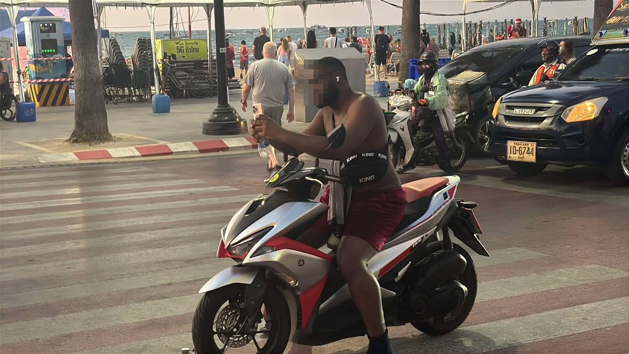 Foreign Tourist In Pattaya Swallows Traffic Ticket During Traffic Stop 