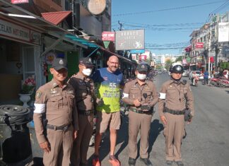 Un expatrié américain à Pattaya continue de donner des casques aux enfants dans le besoin pour promouvoir la sécurité