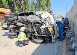 Un camionero tailandés choca con su vehículo y vuelca en la calle Sukhumvit en Sattahip