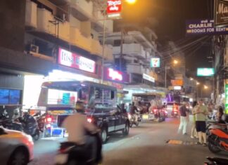 Video van gehandicapte buitenlander die van een Baht-bus in Pattaya valt, zorgt voor onrust op sociale media