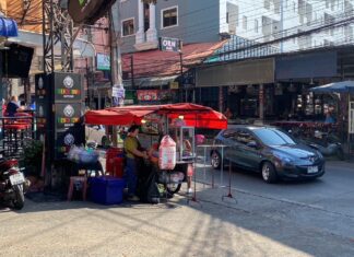 Wachen eines Nachtclubs in Pattaya auf Video dabei gefilmt, wie sie angeblich einen betrunkenen Thailänder angreifen