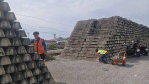 Police Install Barbed Wire at Infamous Pattaya Railway Spot After Condom Litter Complaints