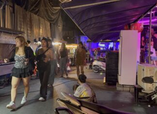 Tourists Complain About Foreign Beggars with Children Continuing to Plague Pattaya