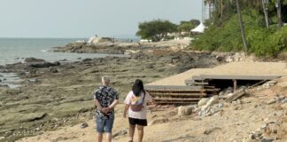 Les habitants et les touristes de Pattaya réclament des mesures contre les structures illégales et le chaos du stationnement sur la plage de Wong Amat.