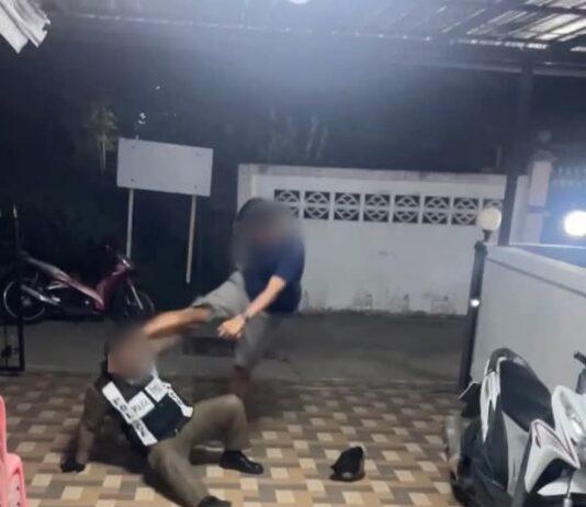 Un policier de Sattahip brutalement battu par un collègue alors qu'il répondait à un appel pour troubles domestiques ; le suspect prend la fuite.