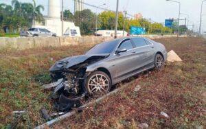 Luxury Car Driver Crashes into Streetlight in Pattaya, Chinese Tourists Flee the Scene