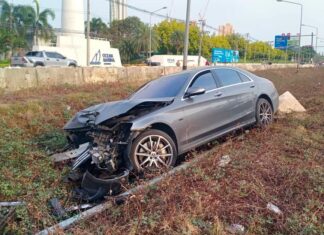 Luxury Car Driver Crashes into Streetlight in Pattaya, Chinese Tourists Flee the Scene