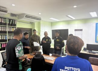 Chinese Couple Arrested For Obscene Nude Daylight Photo Shoot on Pattaya Beach Road