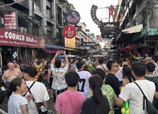 Galerie de photos : Pattaya regorge de touristes thaïlandais et étrangers qui s'éclaboussent à Songkran pour combattre la chaleur