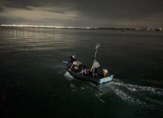 Плотник в стрессовом состоянии выпил пива, спрыгнул с пирса Наклуа в море, его спасли местные жители