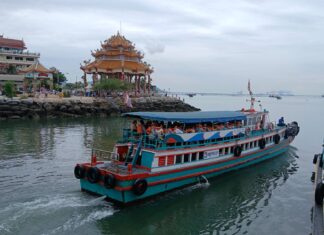 Turyści przybywają tłumnie do Koh Si Chang na święto Songkran, co pobudza lokalną gospodarkę