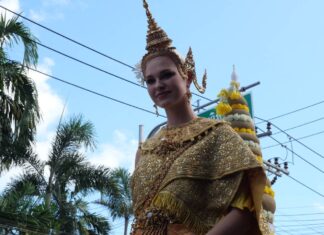 Le festival Wan Lai de Pattaya accueille les déléguées de Miss Univers lors d'un défilé floral