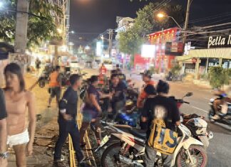 Thai Motorbike Taxi Drivers Clash with Chinese Tourists Over Public Urination Near Pattaya Soi 6