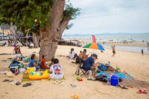 Jomtien Beach Bustles as Tourists Flock for Labor Day Holiday