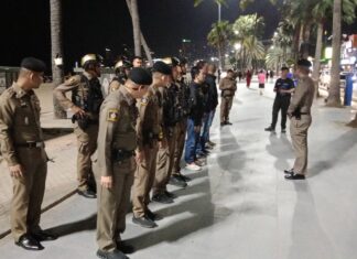 Pattaya Police Patrol Beaches to Record Personal Details of Women and Transgender Individuals Loitering in Crime Prevention Effort