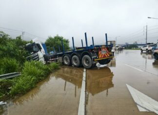 Truck Driver Blames Slippery Road for Morning Accident in Pattaya