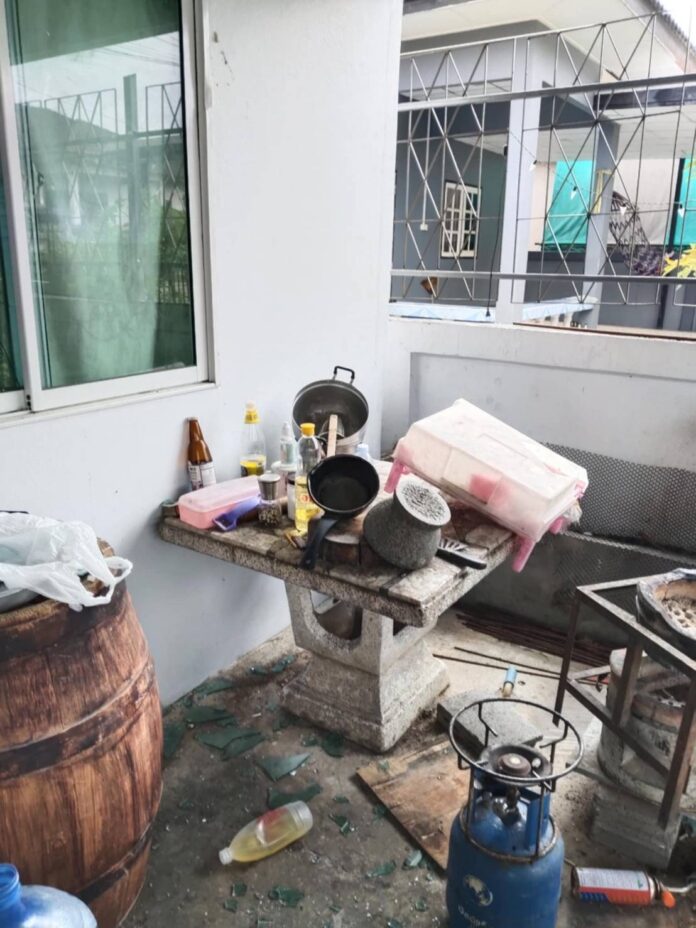 Мужчина под воздействием наркотиков устроил хаос в доме родственников в Си Рача