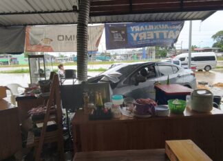 Автомобиль врезался в придорожную закусочную из-за дождей недалеко от Паттайи