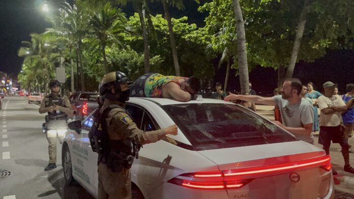 Пьяный индийский турист мешает движению, забирается на крышу такси на Паттайя Бич Роуд, вызвана полиция