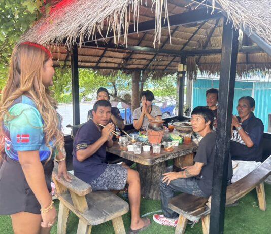 Un propriétaire de restaurant norvégien organise un repas de fondue chinoise gratuit pour les nécessiteux en Thaïlande