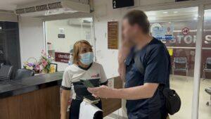 American Tourist Allegedly Angrily Throws Stone at Pattaya Cannabis Shop Window After Failing to Find Vape, Detained by Bystanders, and Handed Over to Police