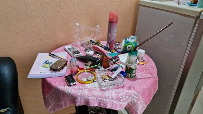 Рейд на Джомтьен Сой 2 по борьбе с наркотиками привел к аресту несовершеннолетнего и подозреваемого, ранее арестованного шесть раз, находившегося под залогом и срезавшего электронный браслет