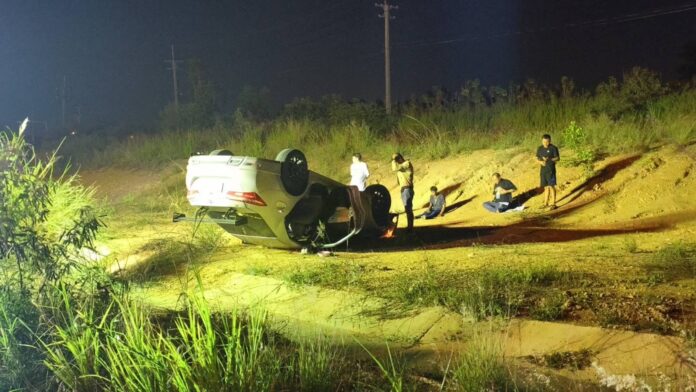 Автомобиль перевернулся на повороте в Паттайе, сообщается о незначительных травмах