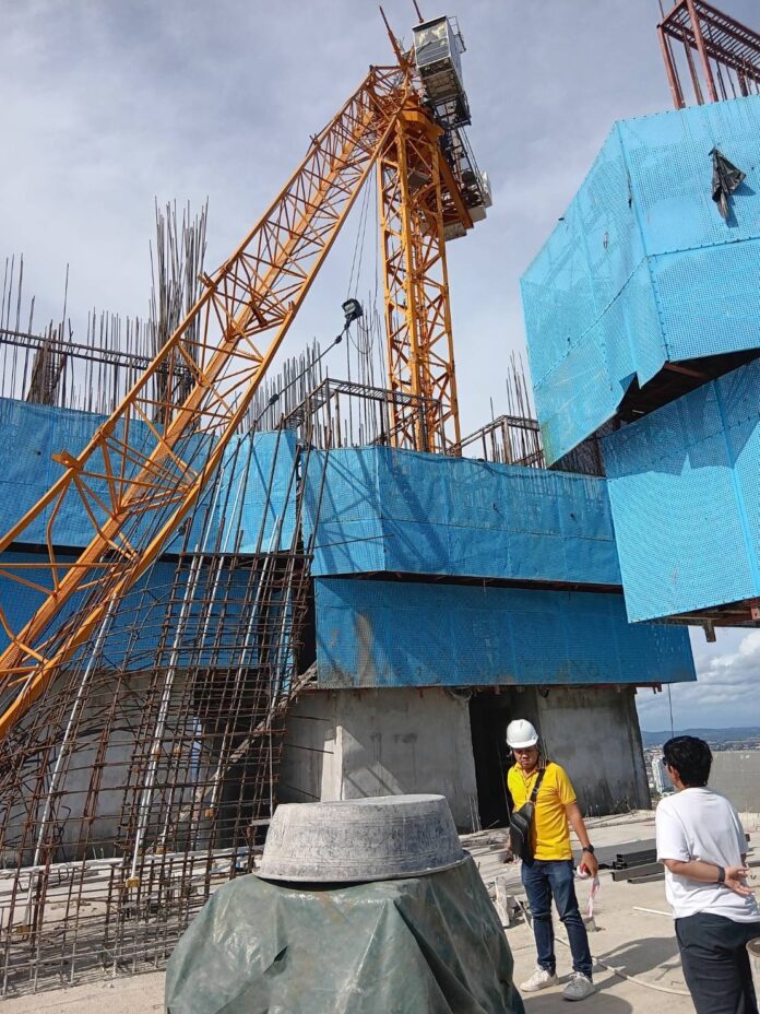 Мэр Паттайи временно приостановил строительство 67-этажного роскошного кондо в Джомтьене после обрушения крана