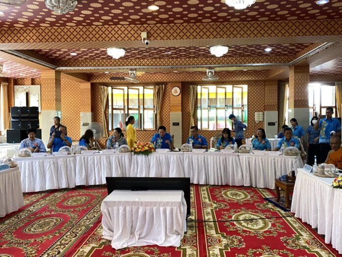 Заместитель губернатора Чонбури открывает церемонию вручения наград за развитие сообщества провинции