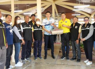 Глава округа Ом отмечает 41-й день рождения, организовав трогательное мероприятие для пожилых людей в Бангламунге