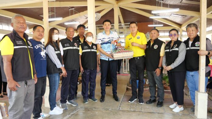 Районный начальник Ом празднует 41-й день рождения теплым мероприятием для пожилых людей в Бангламунге