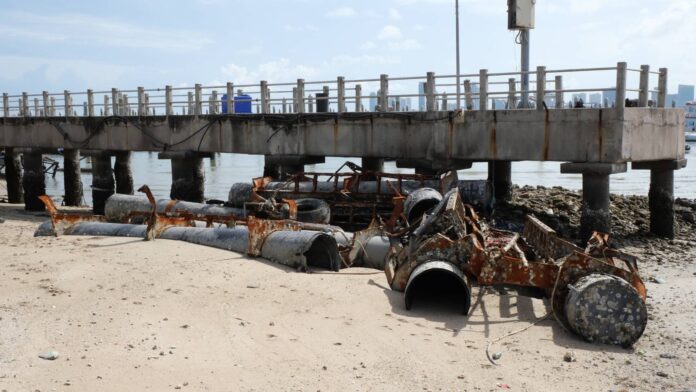 Паттайя убирает затонувшие буи на причале Бали Хай после ущерба от шторма