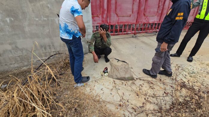 Полиция Бангламунга задержала камбоджийского подозреваемого в военной камуфляжной одежде за кражу кабелей на заводе по переработке