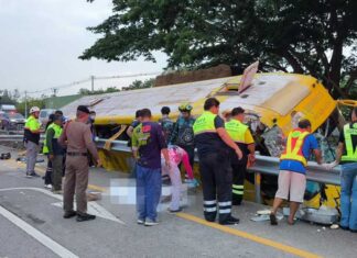 Un accident de bus touristique à Prachuap Khiri Khan fait deux morts et treize blessés. Le chauffeur admet s'être endormi.
