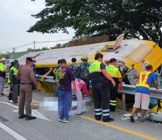 プラチュワップキーリーカンで観光バスが衝突、13人死亡、XNUMX人負傷、運転手は居眠り運転を認める