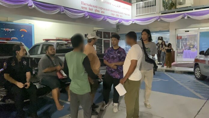 Индийский мужчина подал жалобу в полицию после того, как его якобы ограбили две трансгендерные женщины в Паттайе на сумму свыше 40 000 бат