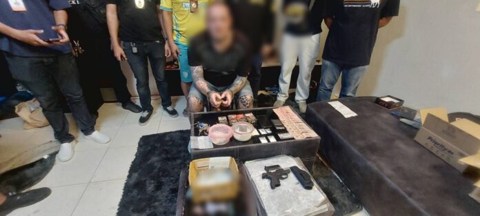 Предполагаемый немецкий наркоторговец пойман в Паттайе в ходе операции полиции под прикрытием, найдены кокаин и нелегальное огнестрельное оружие