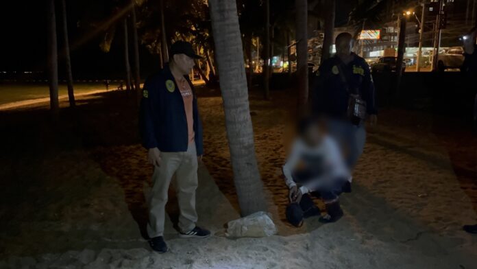 Полиция Паттайи арестовала продавца с пляжа, ставшего вором, и изъяла украденные товары