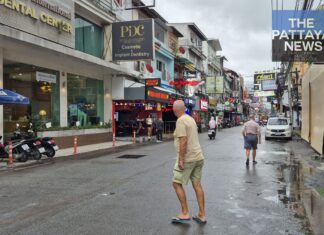 سكان محليون وحارس أمن تايلاندي يعتديان على أجنبي في شارع بواخاو، والشرطة تحقق في تقارير متضاربة