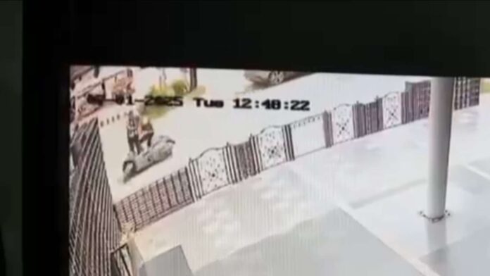 Рабочий по дорожной разметке жестоко напал на курьера в Паттайе из-за инцидента с мокрой краской