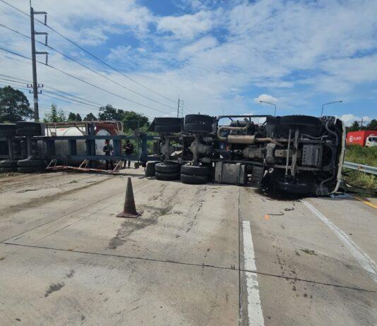 Грузовик с химикатами перевернулся на шоссе 36, вызвав огромную пробку возле Паттайи, водитель уснул